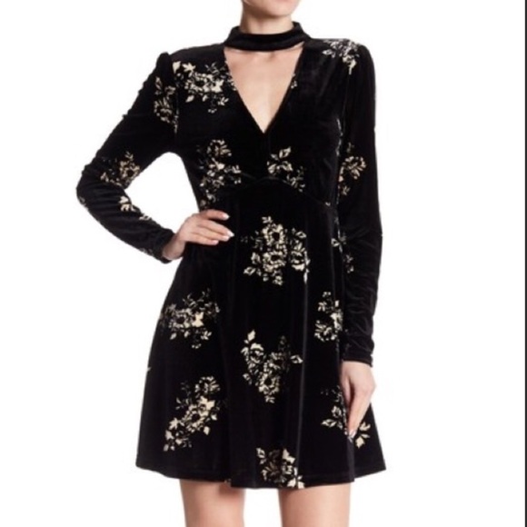 Romeo & Juliet Couture Dresses & Skirts - Romeo + Juliet Couture Velvet Choker Dress M